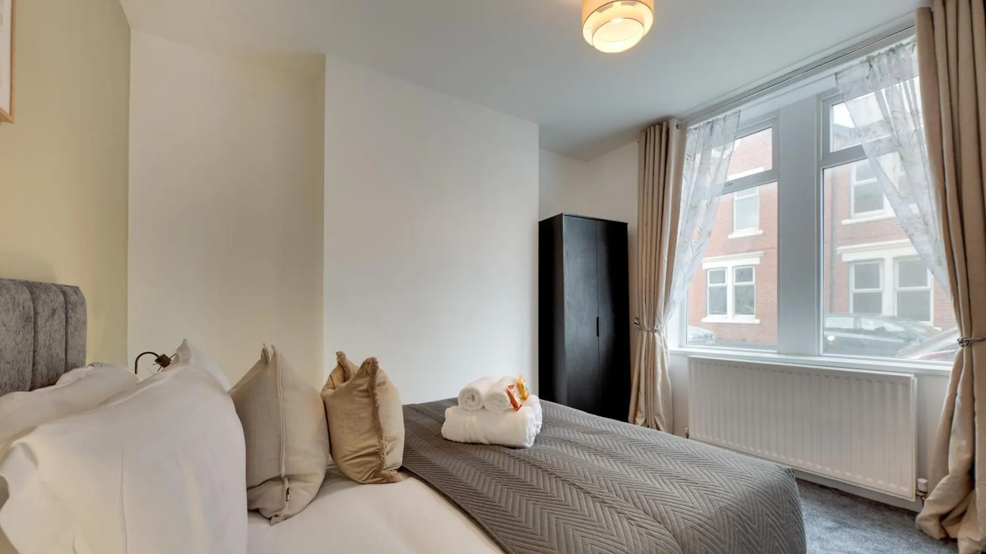 Mauve Modern 3-Bedroom Home In Newcastle Ньюкасл-апон-Тайн